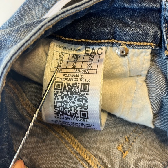 Super Cute 90s Style Guess Shorts!! - Picture 5 of 5